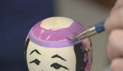 宮城・白石市の小学生 伝統工芸こけしの絵付け体験 絵付けしたこけしは