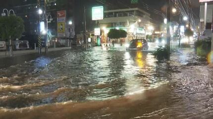 大気の状況不安定、大雨で道路冠水が相次ぐ JR運転見合わせで駅は混雑