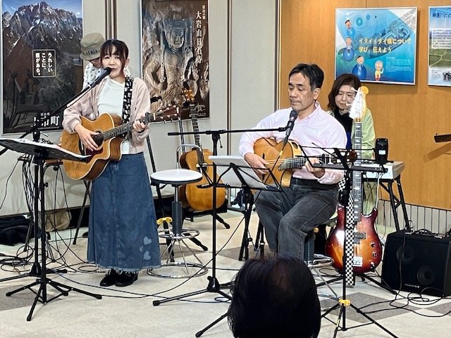 懐かしい昭和歌謡に思わず手拍子も　ギターや大正琴の音色に耳傾け　能登半島地震の被災地支援で演奏会　富山・上市町|TBS NEWS DIG