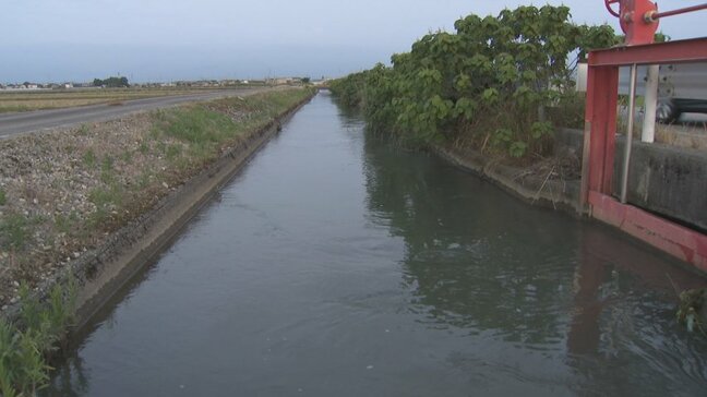 「人らしいものが浮いている」用水路で男性遺体　紺色Tシャツと緑色ズボン　目立った外傷なし　警察が身元や死因など調べる|TBS NEWS DIG