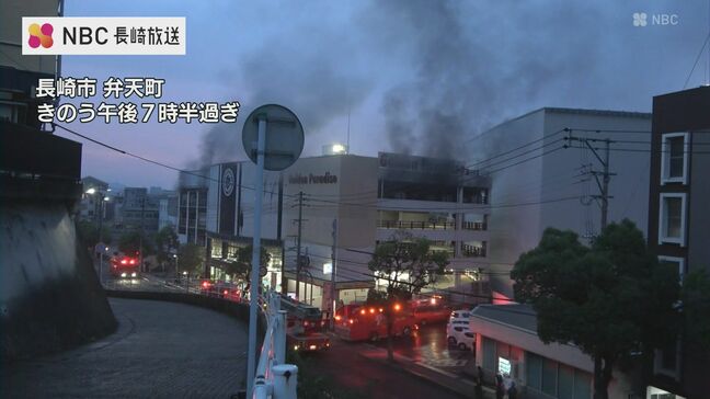 長崎市のパチンコ店で火災 黒煙たちのぼる　けが人なし|TBS NEWS DIG