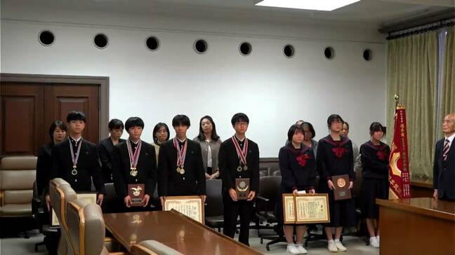 弓道全国大会で活躍　松元中と玉龍中の生徒が鹿児島市長を表敬　鹿児島|TBS NEWS DIG