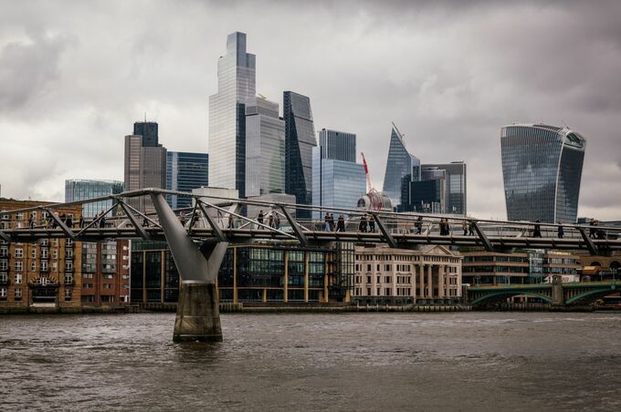 銀行員ボーナスの規則、英当局が一段の緩和を検討へ－競争力強化狙う