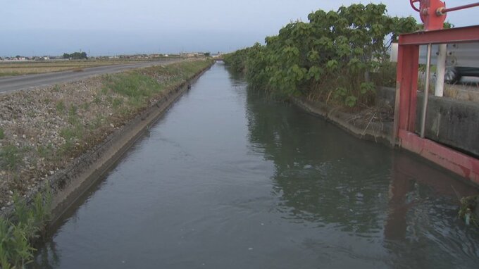 「人らしいものが浮いている」用水路で男性遺体　紺色Tシャツと緑色ズボン　目立った外傷なし　警察が身元や死因など調べる　|　富山のニュース｜天気・防災｜チューリップテレビ