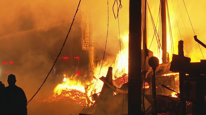 【速報】福井・あわら市の製材所で火災 現在も消火活動続く 住宅密集地・店舗や住宅4軒に延焼、停電も「けが人はない模様」と警察|TBS NEWS DIG