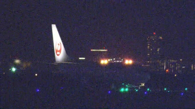 日航機が離陸中に航空灯火に接触 羽田空港の滑走路が一時閉鎖|TBS NEWS DIG