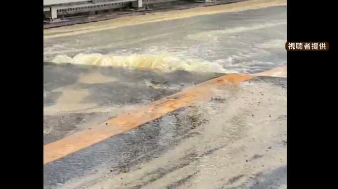 道路に突然“ボコボコ”と水漏れ出す…水道管が破損するトラブル　道路の一部が盛り上がり対応　堺市美原区|TBS NEWS DIG