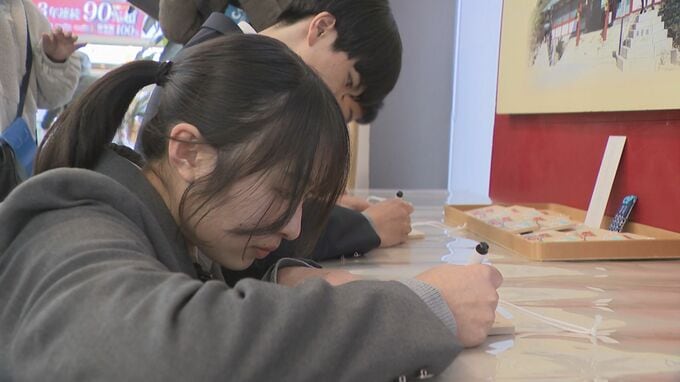 山口宇部空港に防府天満宮の“巨大絵馬”設置　受験シーンに合わせ合格祈願で受験生を応援|TBS NEWS DIG