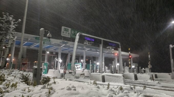 【続報】米子道でトレーラー2台がスタック、後続車約100台が2キロにわたり一時立ち往生　ノーマルタイヤの車両含む残る4台の救出作業中　完了は8日未明の見込み　|　BSSニュース | BSS山陰放送