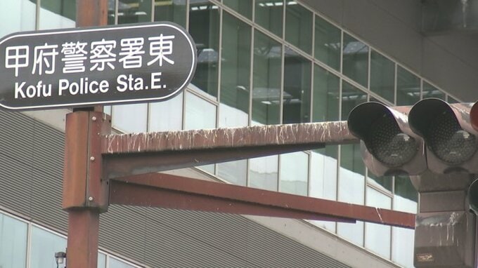 夜に市役所に集まるカラスの大群　大量のフン被害　対策にレーザー照射や清掃ボランティアも　　|　山梨のニュース | ＵＴＹテレビ山梨