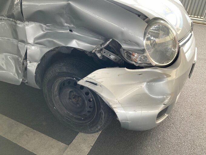 停車していた車が動き出したか　慌てて止めようとするもガードパイプに衝突　男性(80)が死亡 広島|TBS NEWS DIG