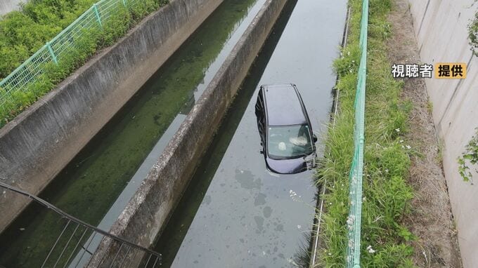 垂れ下がった柵… 水路には軽乗用車が 車同士の事故で1台が転落 高齢女性が一時閉じ込められるも30分後に救出 愛知･豊田市　|　名古屋・愛知・岐阜・三重のニュース【CBC news】 | CBC web