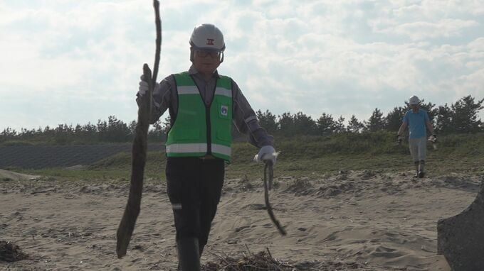 7月の海開きを前に流木や粗大ごみを撤去 白山野々市建設業協会や市の職員などが参加し清掃活動|TBS NEWS DIG