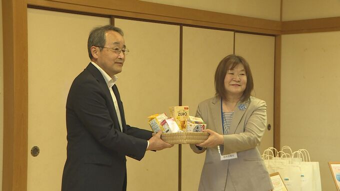 食料品の詰め合わせ“妊婦さん応援パック”贈呈式「先輩ママが選んだなら安心」喜びの声　山口|TBS NEWS DIG