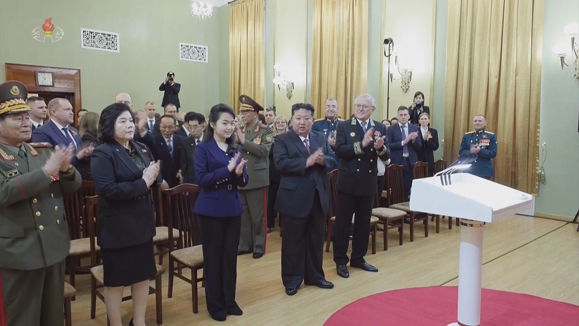 北朝鮮・金正恩総書記が娘とともに平壌のロシア大使館を訪問 「同盟