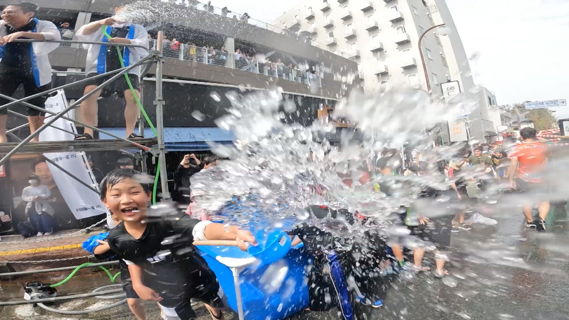 湯田温泉の湯40トンぶっかけて ずぶぬれに！ 湯田温泉白狐まつりメイン