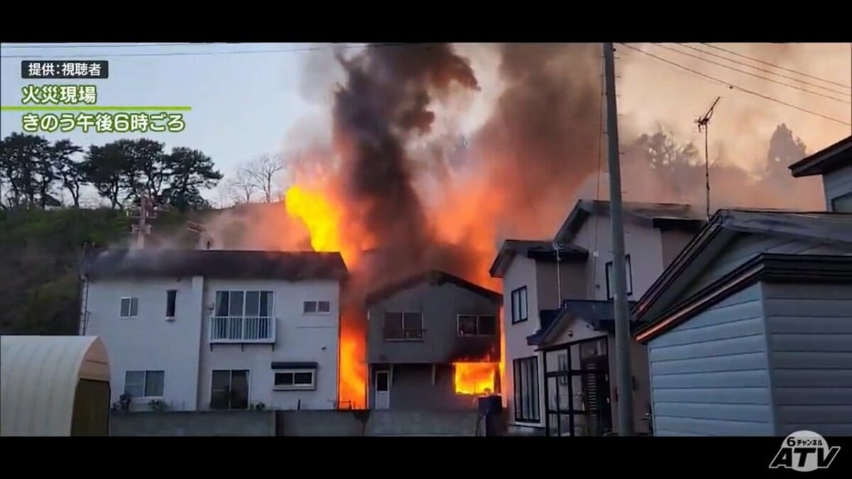 詳報②】建物全体を包む激しい炎 青森県鰺ヶ沢町で住宅など6棟が焼ける