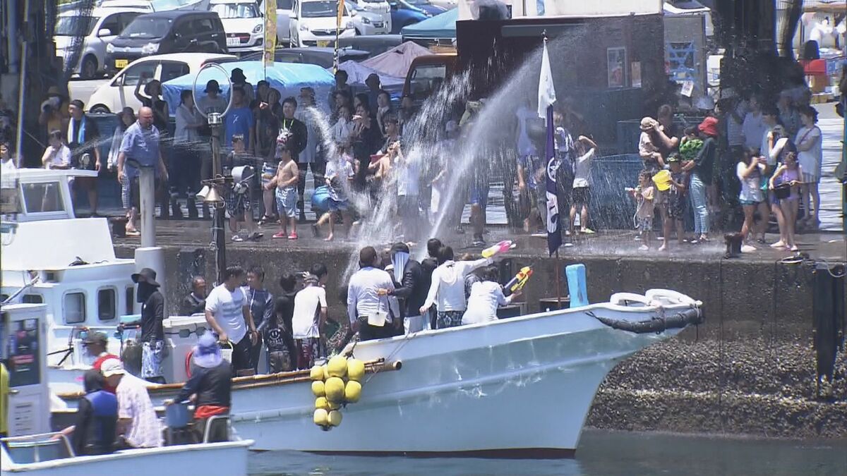 バケツやホースを使ってずぶ濡れに 海水をかけあい無病息災と漁の安全