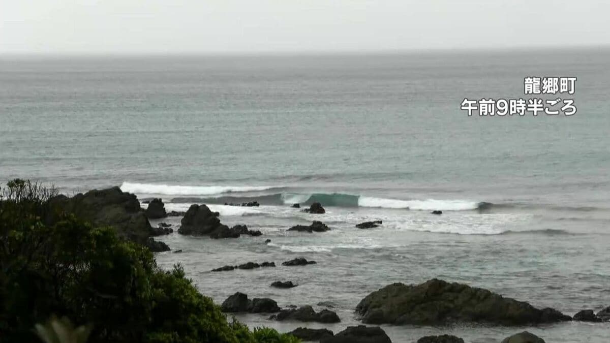 台風24号　奄美大島の南の海上を東寄りに進む