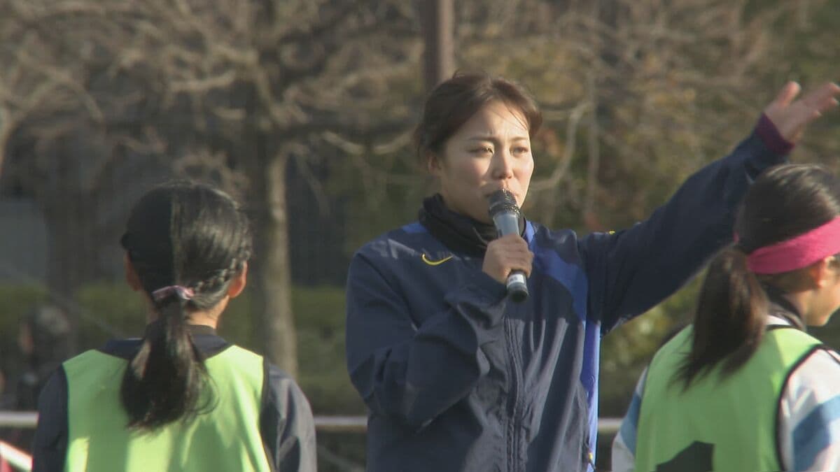 なでしこジャパンの司令塔・谷川萌々子選手が小中学生向けにサッカー教室　愛知・刈谷市で40人に技術指導　実戦形式の練習も