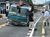 トラックの前輪が陥没した道路に…広島県廿日市市の国道2号で道路陥没|TBS NEWS DIG