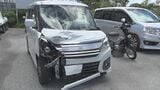 「バイクの運転手があお向けで出血」割れたフロントガラス…交差点で軽乗用車と原付が衝突、36歳男性が重体　うるま市　|　沖縄のニュース｜RBC 琉球放送