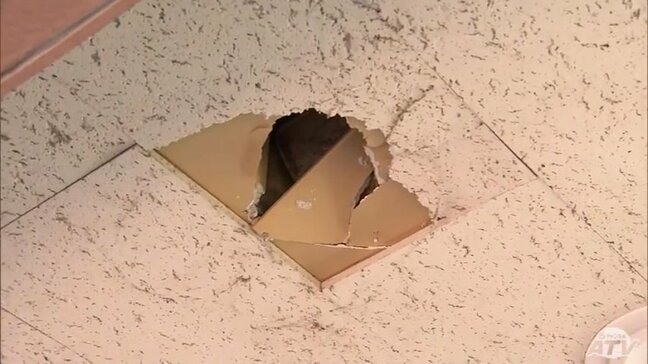 黒石駅前の「公衆トイレの天井」に直径約10cmの『穴』 2024年にも駅前の時計台など公共施設の設備が壊される被害相次ぐ青森県黒石市 警察が建造物損壊の疑いで捜査|TBS NEWS DIG