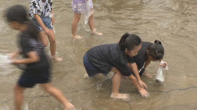 「こんなに取れるとは！」　アユのつかみ取りに1000人が参加　「ふしの川漁協まつり」にぎわう|TBS NEWS DIG