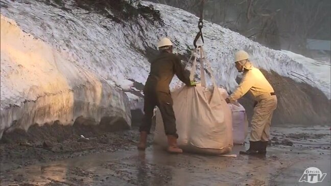 青森市浪岡で23日に発生確認の『土砂崩れ』 土砂の流出続くも市は応急措置で道路を通行可能に 今冬の“豪雪”で雪解け水が多かったことなどが原因の可能性|TBS NEWS DIG
