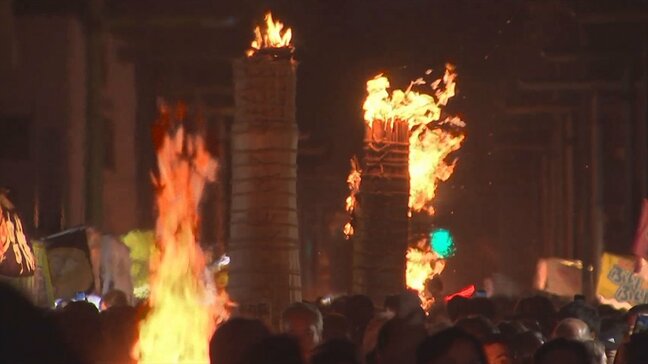 燃え上がる大松明が幻想的な雰囲気に 富士山の夏山シーズンの終わりを告げる 日本三奇祭の一つ「吉田の火祭り」 山梨・富士吉田市|TBS NEWS DIG