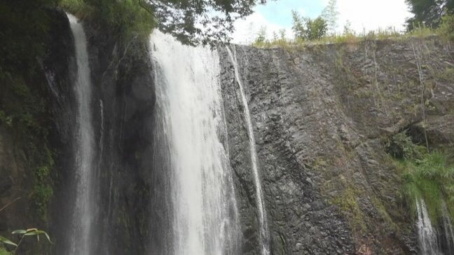 落差およそ10mの「祇園の滝」 水神を祀った大正時代に建設の堰堤 山梨・勝沼堰堤|TBS NEWS DIG