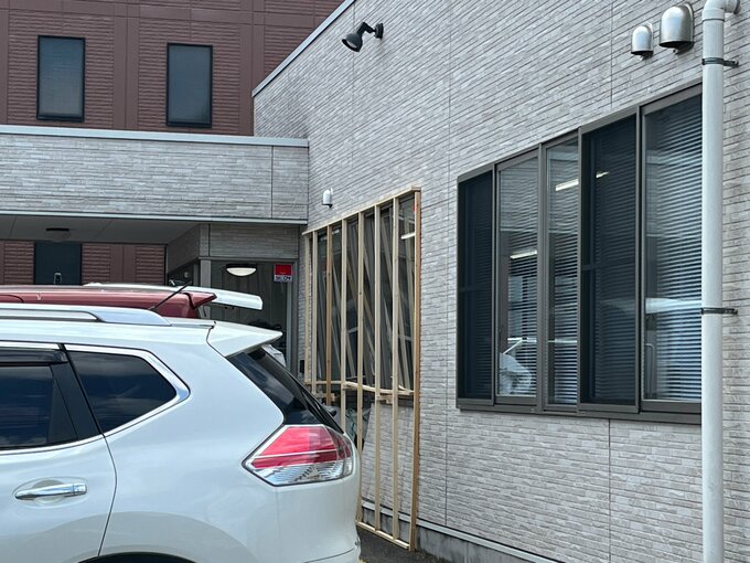 「ブレーキとアクセルを踏み間違えた」クリニックの壁に車突っ込む　80代男性運転　福島|TBS NEWS DIG