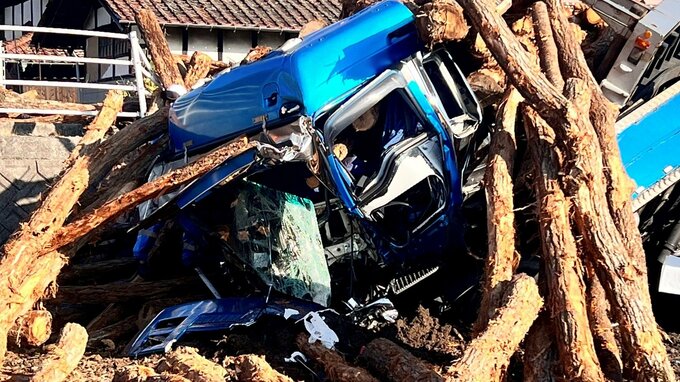 大型トレーラーが2m下に転落　木材が散乱し一時通行止めに　広島　|　RCC NEWS | 広島ニュース | RCC中国放送