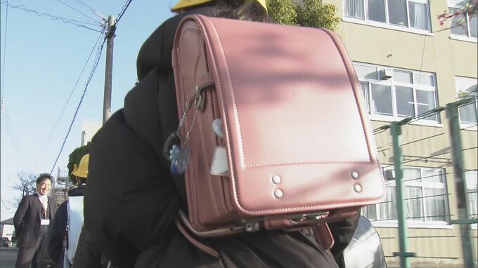 やっぱりランドセルが重い！ 子どもの体への影響を専門家に聞いた「猫背などで歩くとヘルニアになるリスクも」|TBS NEWS DIG