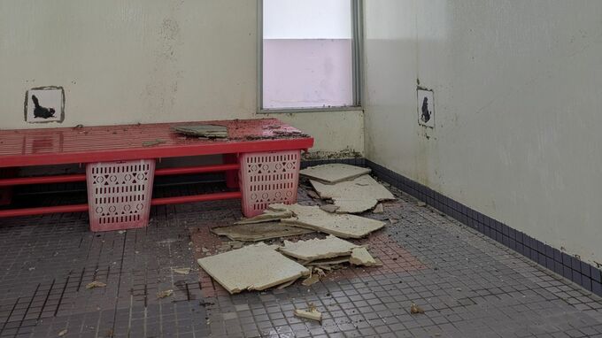 体育館の温水プールに天井の一部が落下　けが人はなし　北九州市・若松体育館　|　福岡のニュース｜RKB NEWS｜RKB毎日放送