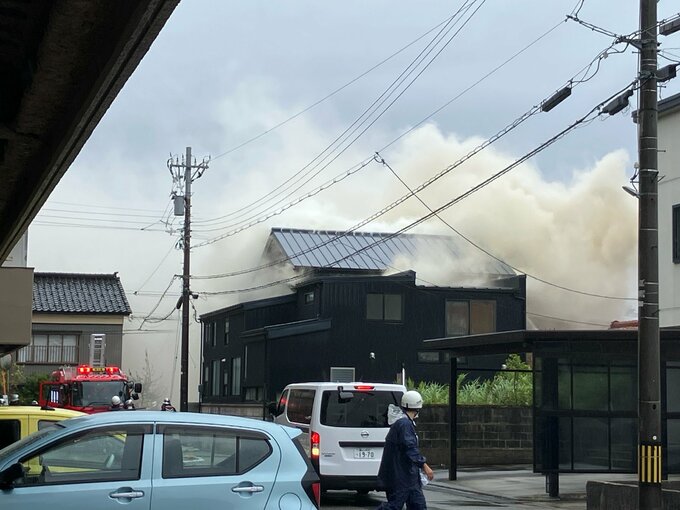 【速報】滑川市田中新町の住宅街で火事　通報から3時間が経過　現在も消火活動中　富山・滑川市|TBS NEWS DIG