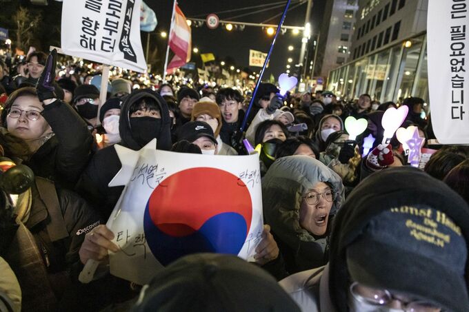 韓国労組、大統領辞任求めスト警告－国会前の抗議集会を毎日実施へ