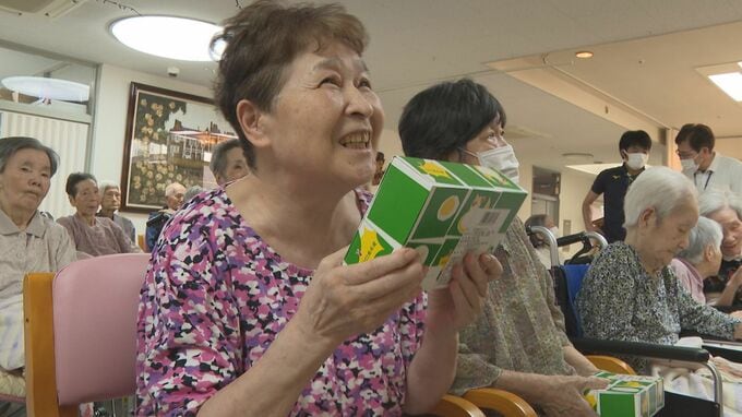 「大好きです」敬老の日を前に長門市民のソウルフード「鶏卵せんべい」プレゼント|TBS NEWS DIG