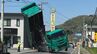 「荷台を下げているか確認を失念していた」ダンプカーの荷台が電線に引っかかり道路をふさぐ　群馬県渋川市|TBS NEWS DIG