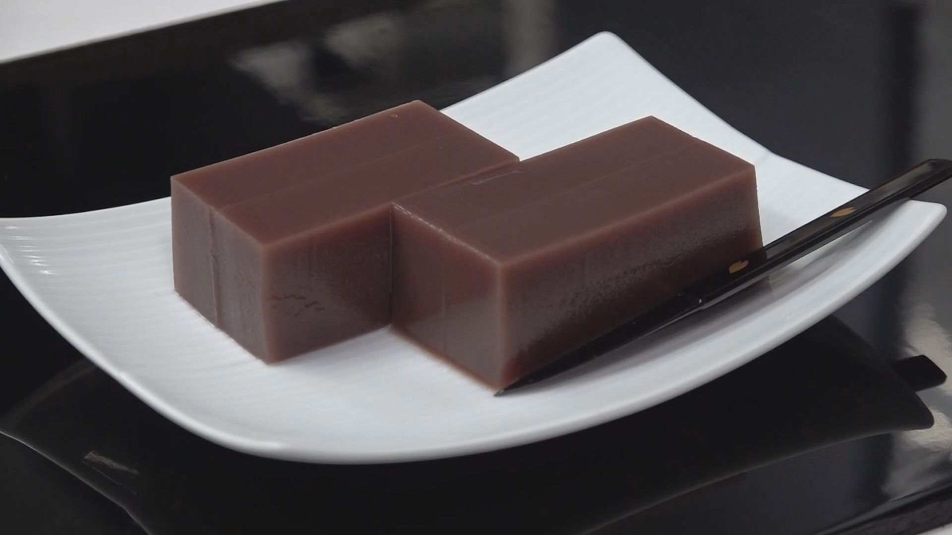 コタツのお供に欠かせない」風物詩・冬に食す水ようかんづくり最盛期