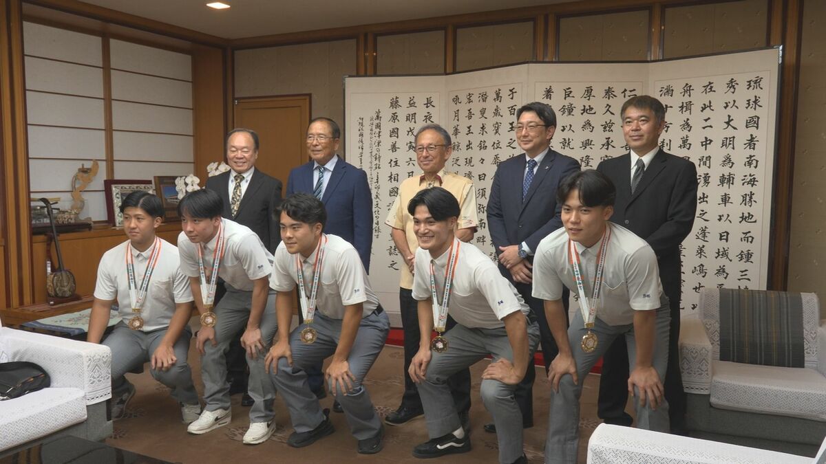 「持てる力を出し切った」 興南高校男子ハンドボール部、玉城知事にインターハイ制覇を報告