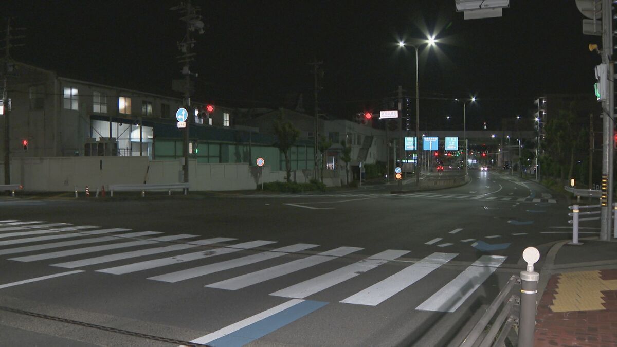 バイクと乗用車が衝突 バイクの男性が顔を骨折するなど重傷 車の運転手は乗り捨てて逃走 名古屋･瑞穂区