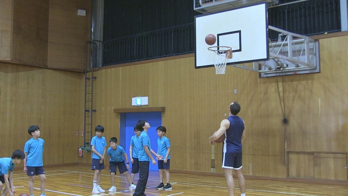 3人制バスケ3×3のプロ選手 小学生にドリブルやシュートのコツを伝授 ゲーム形式で対戦も 10日から名古屋で国際大会