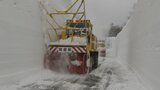 高さ5メートルの雪の回廊　八甲田・十和田ゴールドライン全面開通に向けて除雪作業５割程度進む　今年は平年並みの高さ　|　青森のニュース│ATV NEWS│青森テレビ