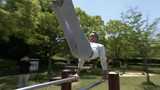 宙返り・連続回転・・子供たちの人気者！”鉄棒おじいちゃん”公園でスゴ技披露　伝授した子供は140人　きっかけは「60歳の逆上がり」　|　福岡のニュース｜RKB NEWS｜RKB毎日放送