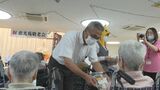敬老の日を前に老人ホームでプレゼント 渡されたのは菓子と地鶏のむね肉|TBS NEWS DIG