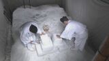 氷室小屋から貯蔵した雪取り出し 金沢の湯涌温泉で夏の風物詩 氷室開き　|　石川県のニュース｜MRO北陸放送