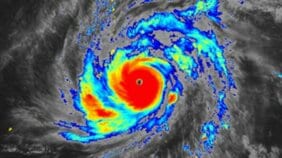 【台風4号情報　13日午後7時過ぎ更新】“台風の目”くっきり…　大型で猛烈な勢力にまで発達の“春の台風”　ゆっくり北上中　最大瞬間風速85m/s・中心気圧905hPa　最新進路予想や日本への影響は？　雨・風シミュレーション|TBS NEWS DIG
