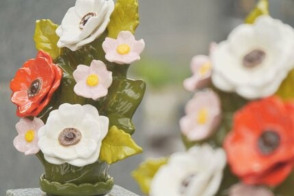 お墓参りを“もっとラクに、もっと美しく”。陶器の花「カレンヌ」が