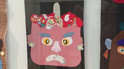 あなたの顔に似た鬼を探してみて」手縫いで作った鬼の顔の布絵を集めた